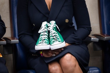 Camila Alves, soția actorului Matthew McConaughey, ține în mână tenișii verzi purtați de o fetiță în ziua când a fost ucisă la școala primară. Foto: Profimedia