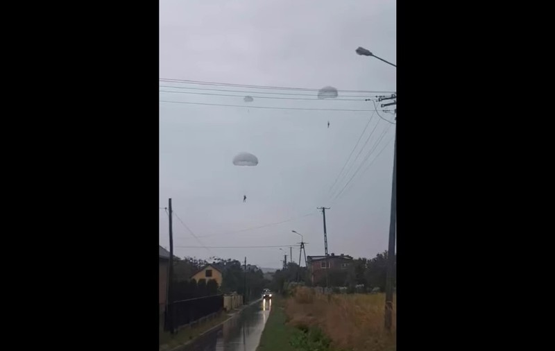 Militari polonezi purtați de vânt 10 km în timpul unui exerciţiu. Un paraşutist a aterizat pe o casă, altul a rămas atârnat de cablurile electrice / VIDEO