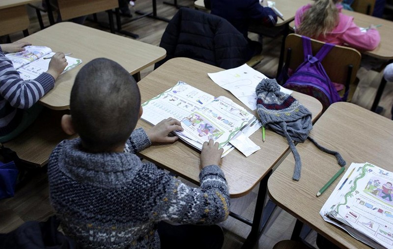 Un elev a câştigat în instanţă despăgubiri de 3.000 de lei, după ce un profesor l-a tras de urechi și l-a dat cu capul de perete
