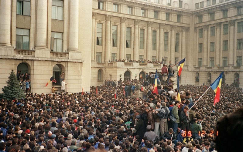 Fotografie făcută pe 22 decembrie 1989, la scurt timp după ce Nicolae Ceaușescu a plecat cu elicopterul de pe acoperișul actualului Minister de Interne. Pe imagine este imprimată greșit data de 21 decembrie 1989. Foto: Profimedia