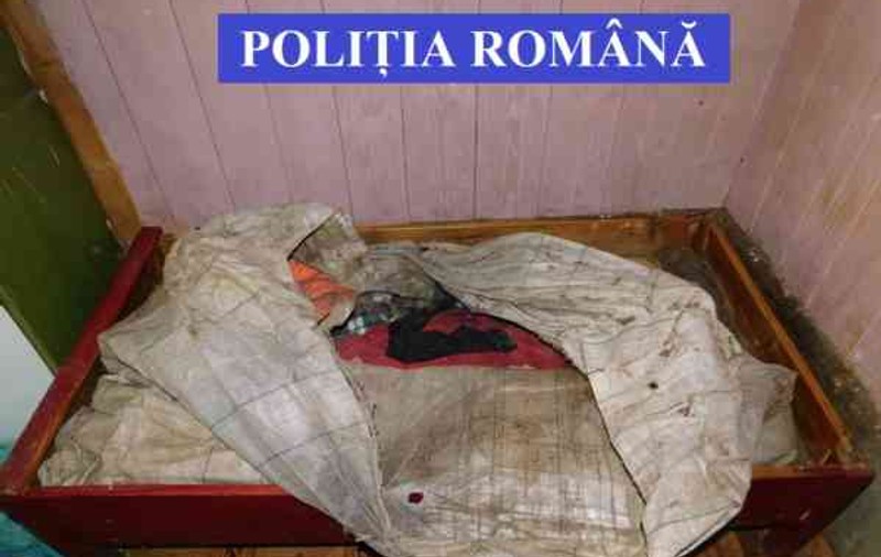 O familie din Bistrița a ținut închisă o femeie cu handicap grav în condiții mizere. Trei persoane, cercetate pentru mai multe infracțiuni