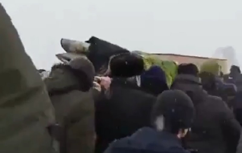 VIDEO | Asasinul profesorului Samuel Paty, Abdullah Anzorov, a fost înmormântat în Cecenia. 200 de persoane au participat la funeralii