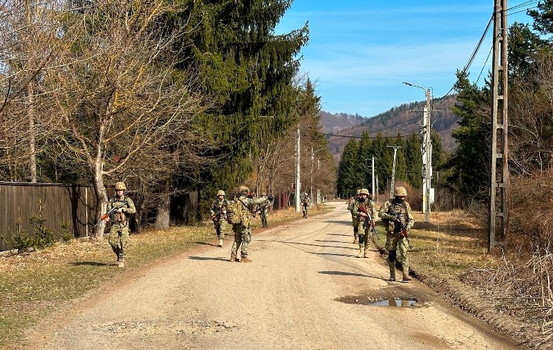 Băsescu spune că e necesară reintroducerea stagiului militar obligatoriu: „Trebuie să ai o armată care să îţi permită să rezişti 45-60 de zile”