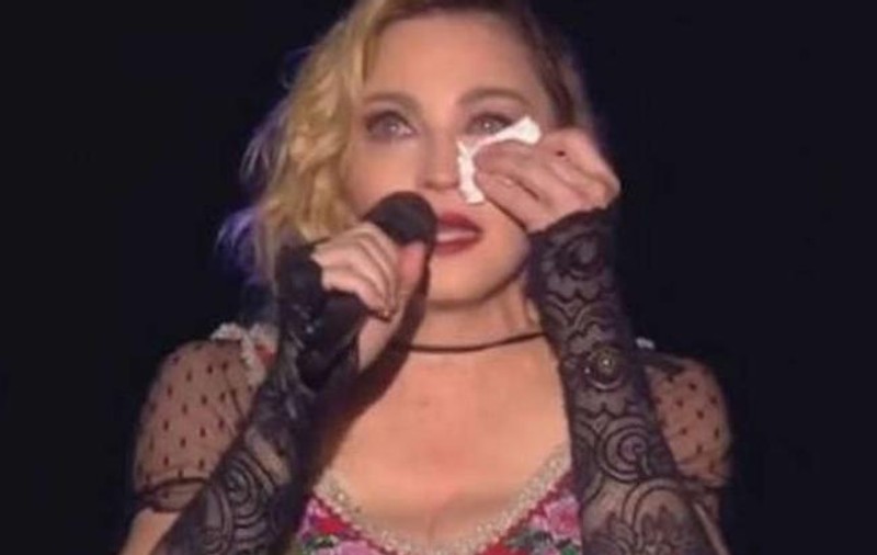Madonna a plâns în timpul unui concert pentru victimele din Paris!