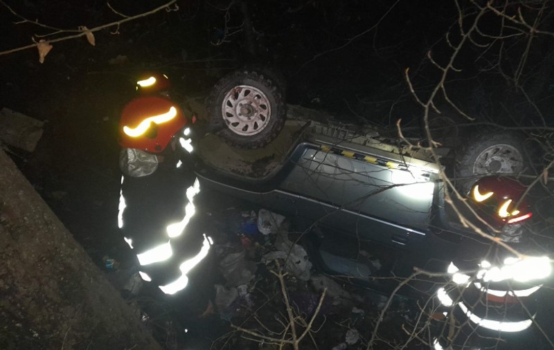 Doi bărbați, răniți, după ce s-au răsturnat cu mașina într-o prăpastie, la Câmpeni, în Apuseni