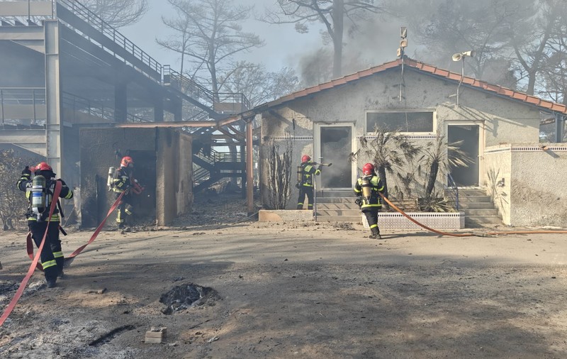 Pompieri români, la datorie în Franța pentru stingerea unui incendiu de vegetație care a afectat un camping. Peste 150 de butelii GPL, evacuate