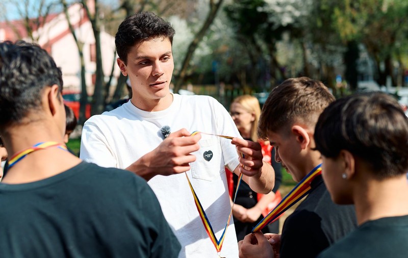 David Popovici lansează o campanie de donații pentru îngrijirea a 12 copii: sportivul a luat masa alături de ei și a fost impresionat de poveștile lor