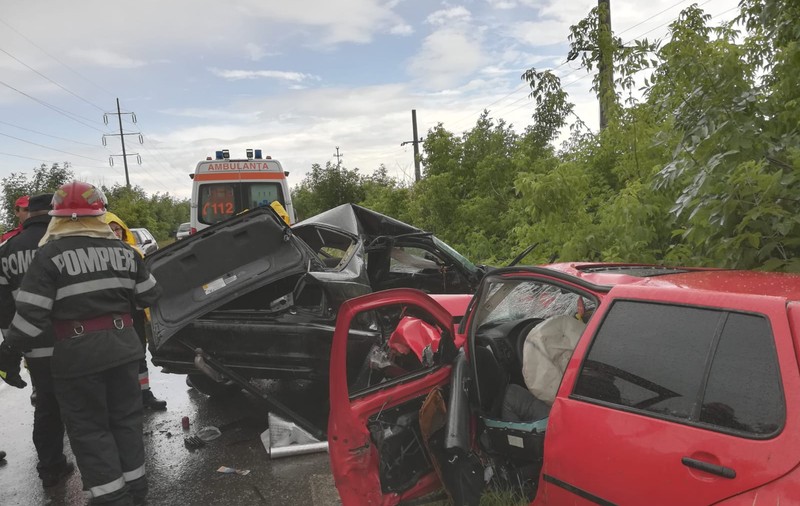 Un copil de 14 ani și doi adulți au murit după ce două mașini s-au ciocnit violent pe un drum din Prahova/ FOTO