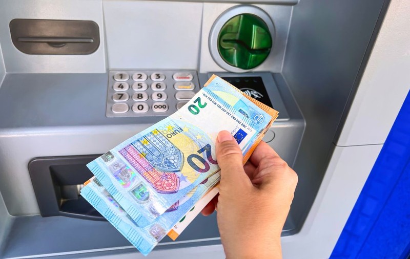Metoda anulării, schema cu care o grupare de români a retras 580.000 de euro de la bancomate