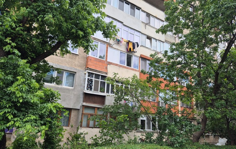 Locuitorii din Craiova care își mai usucă rufele în afara balconului vor fi amendați usturător