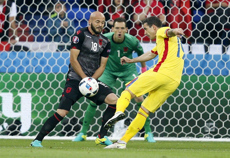 Bogdan Stancu (în galben) a șutat de patru ori pe spațiul porții adverse la Euro 2016. (FOTO: EPA)