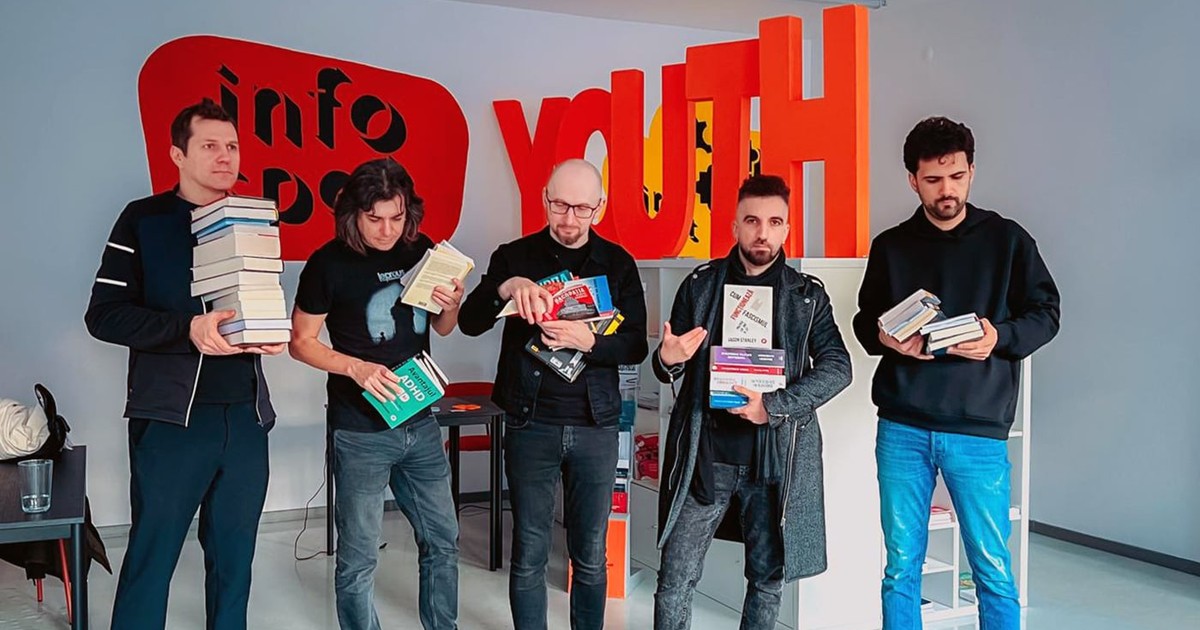 Cinci tineri ai trupei Byron cu carti in maini