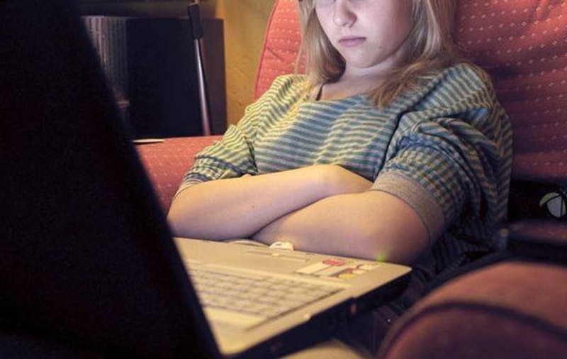 AVERTISMENT CARE DĂ FIORI: Statul pe Facebook te îmbolnăvește. Vezi ce afecțiuni riști