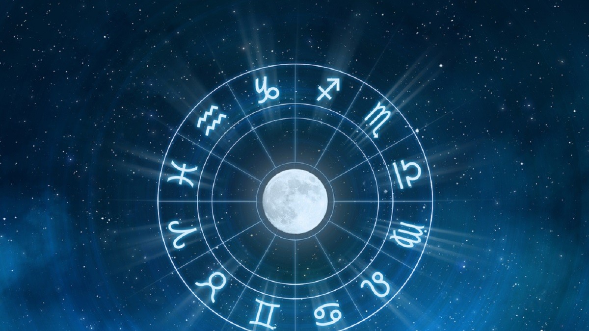 Luna plină din 29 iulie deschide un nou capitol - Imagine cu o lună plină înconjurată de semnele zodiacului
