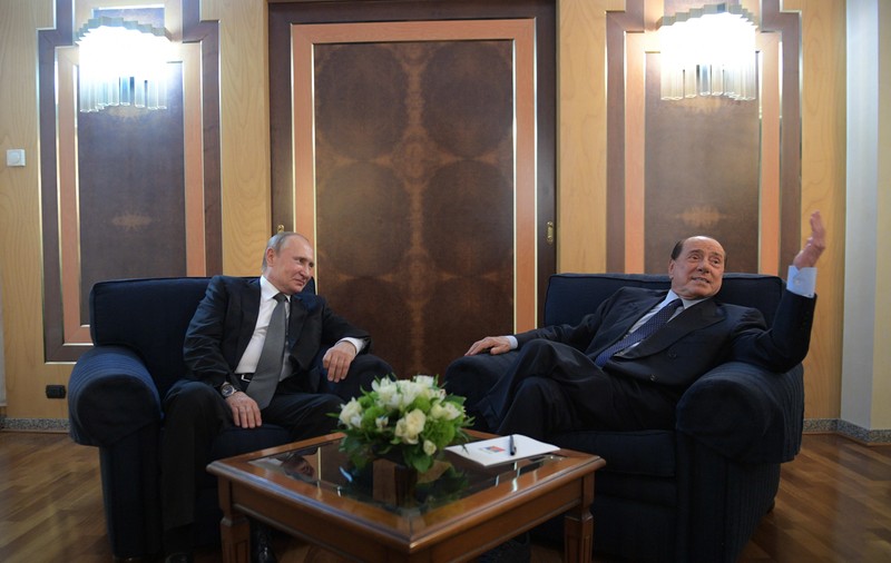 Sticlele de vodcă pe care Putin i le-a făcut cadou lui Berlusconi încalcă sancţiunile adoptate de UE împotriva Rusiei