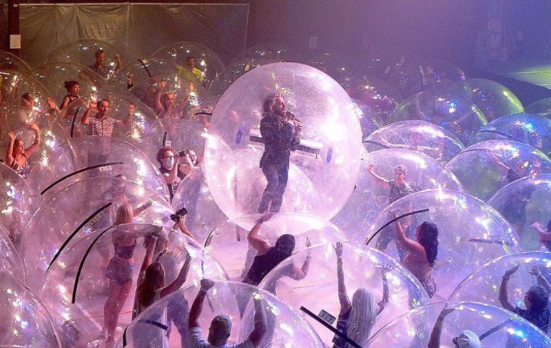 VIDEO | Concert cu spectatorii în bule de plastic, soluția oferită de o trupă rock din SUA pentru artiști