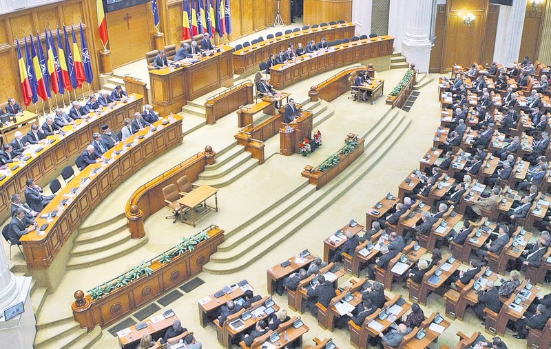 Trai bun pe banii românilor! Şefii administraţiei din Casa Poporului au lefuri şi de 7.500 de lei pe lună