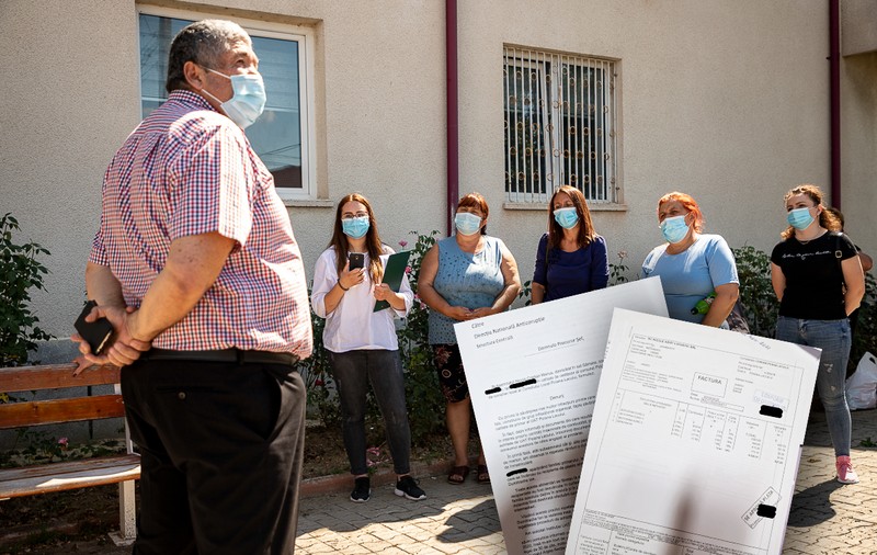 DOCUMENTE. Într-o comună argeșeană, în pandemie, când cursurile erau online, microbuzele școlare au continuat să consume tot atâta benzină ca înainte. Explicația primarului