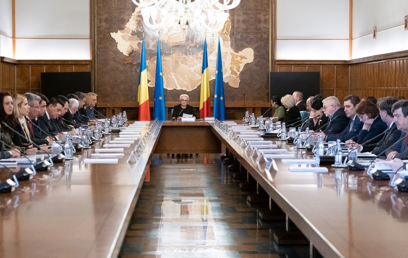 Guvernul dă elevilor şi studenţilor cu venituri reduse câte 200 de euro, pentru achiziţia de calculatoare