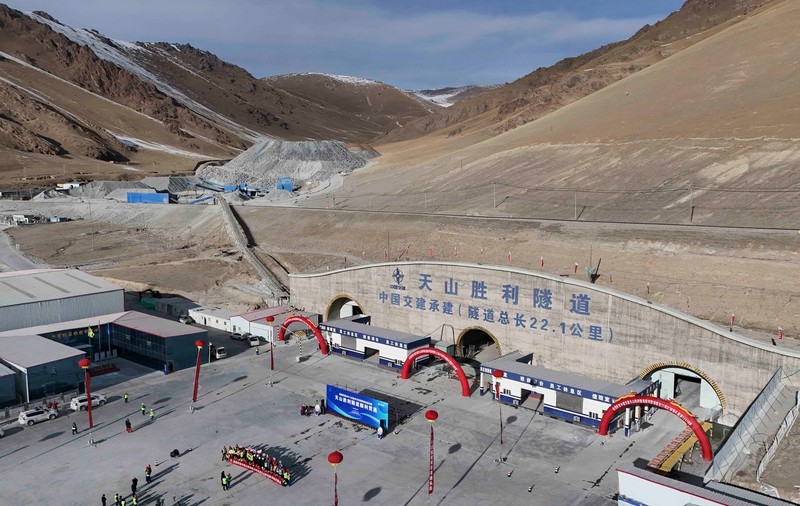 China a stabilit un nou record: A construit cel mai lung tunel de autostradă din lume prin munți