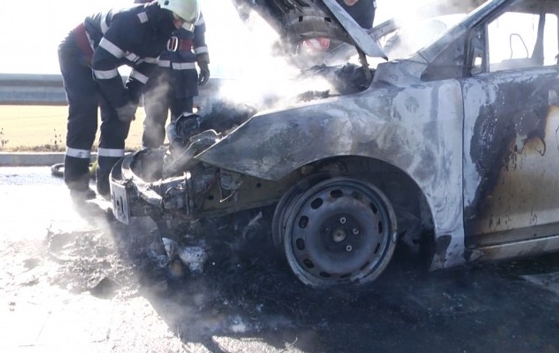 Un bărbat din Deva a suferit arsuri grave, după ce a incendiat o maşină