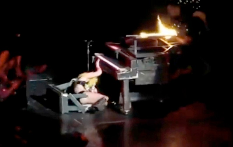 Ups! Vezi cele mai spectaculoase căzături ale vedetelor în 2011! VIDEO
