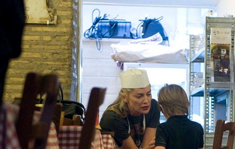 Sharon Stone, așa cum nu ai mai văzut-o niciodată! Uite cu ce mâncare nesănătoasă își îndoapă copiii!