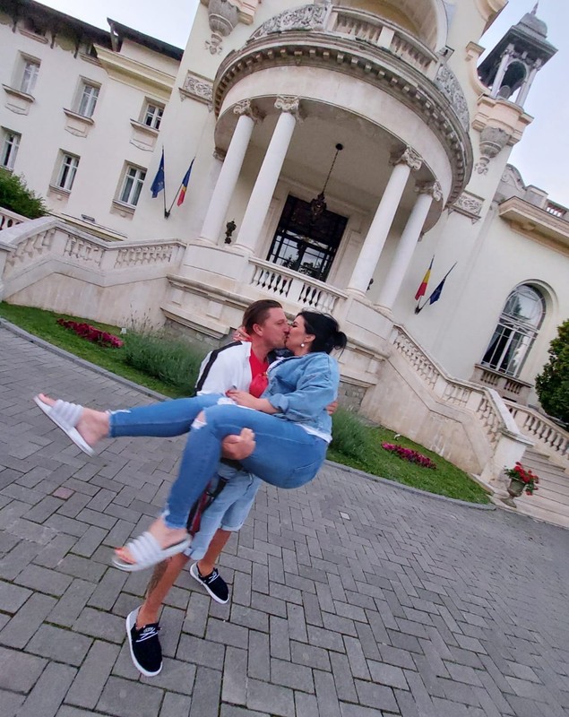 Logodnicul Adrianei Bahmuțeanu nevoit să se întoarcă de urgență în SUA: „Are niște probleme”. Vedeta a rămas singură cu fiul lui