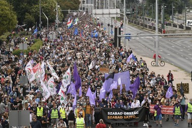 Anul trecut, mii de unguri au manifestat pentru libertatea presei, acuzând capturarea site-ului Index.hu | FOTO: EPA