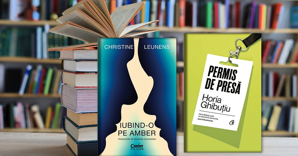 Stivă de cărți pe fundalul bibliotecii, stivă de cărți în fața bibliotecii, cărți pe o masă de lemn, educație, foto ilustrativ