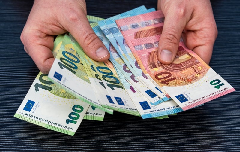 Un muncitor a găsit 23.000 de euro pe stradă, i-a returnat proprietarului, dar a rămas dezamăgit de recompensa primită: „Ce glumă”