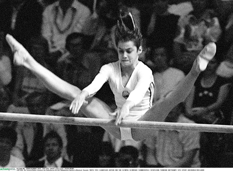 Die Turnerin Nadia Comaneci am Stufenbarren bei den Olympischen Spielen in Montreal / Kanada / 180776 / 1976 / GANZFIGUR / AKTION / BW / SW / OLYMPIA / OLYMPIADE / SOMMERSPIELE / SPORTLERIN / TURNERIN / WETTKAMPF / SPO / SPORT / ARCHIVBILD 70ER JAHRE
