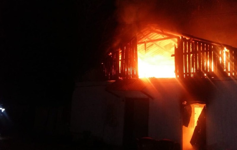 O mamă și-a salvat cei patru copii din flăcări. Oamenii locuiau în fostele grajduri din Călinești