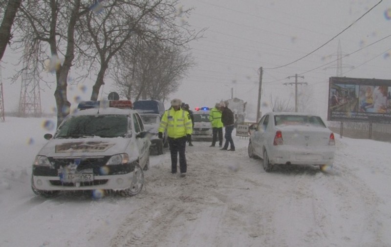 Zi de coşmar în judeţul Vaslui! Zeci de oameni au rămas blocaţi ore în şir în nămeţi