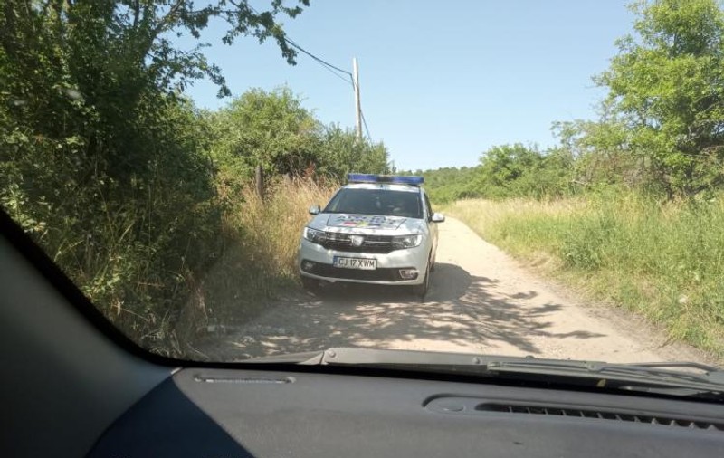 Poliţist local din Cluj-Napoca, surprins la furat de cireşe în uniforma de serviciu