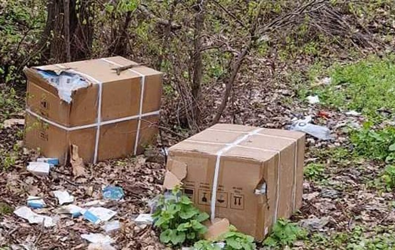 Mii de teste Covid-19 expirate au fost găsite pe marginea unui drum din Buzău. Poliția a deschis o anchetă