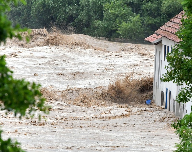 Inundații catastrofale în Slovenia, unde oamenii sunt evacuați cu elicopterele. Cel puțin trei persoane au murit