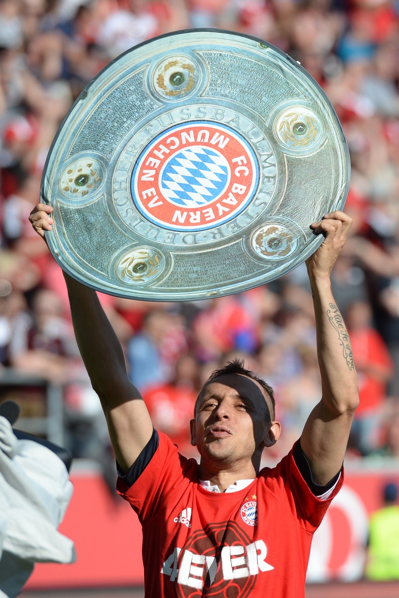 epa05293629 Munich's Rafinha poses with a mock championship trophy made from cardboard as he celebrates winning the German Championships after German Bundesliga soccer match between FC Ingolstadt and Bayern Munich in Audi Sportpark in Ingolstadt, Germany, 07 May 2016. (EMBARGO CONDITIONS - ATTENTION - Due to the accreditation guidelines, the DFL only permits the publication and utilisation of up to 15 pictures per match on the internet and in online media during the match) EPA/ANDREAS GEBERT