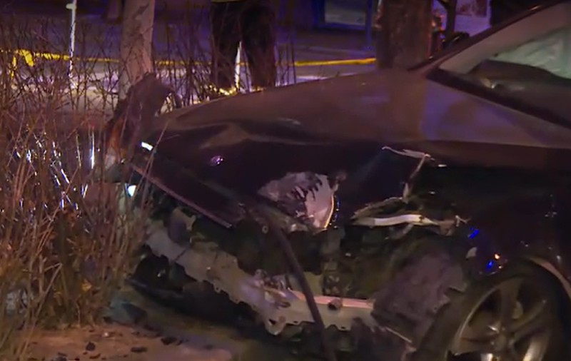 Un bărbat din București a furat un Mercedes când șoferul alimenta în benzinărie și l-a făcut praf într-un copac