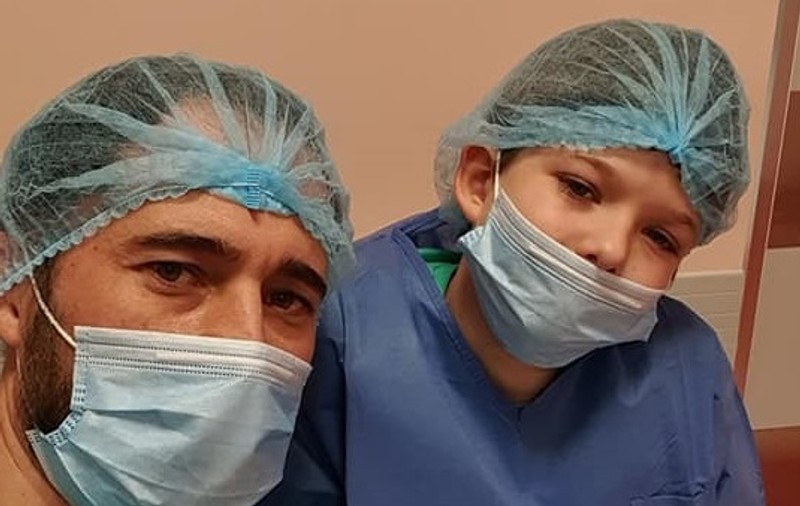 Băiatul lui Dinu Maxer are probleme de sănătate. Cum se simte Andreas. “Avea dureri cumplite. Mai are nevoie de tratament intravenos”