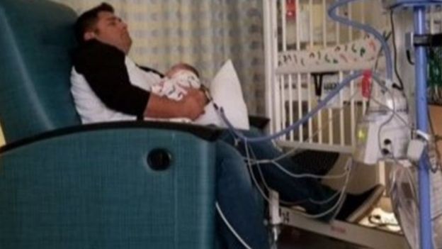 Polițiștii dintr-un oraș au îngrijit patru luni un copil