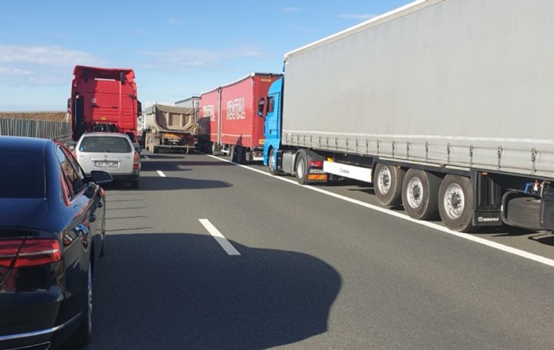 TIR-urile au blocat autostrada către Nădlac, la ieșirea spre Ungaria. Sunt cozi pe 20 de kilometri