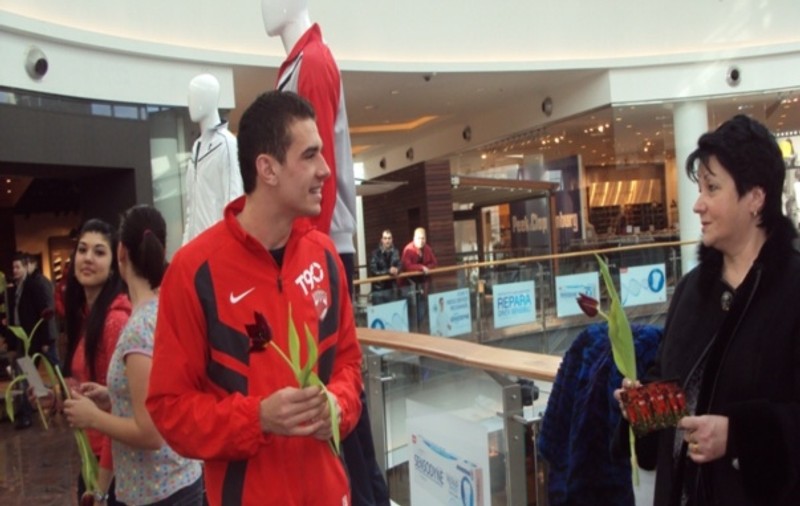   Jucătorii de la Dinamo au împărţit flori de 8 martie