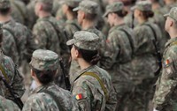 Militari români, femei și bărbați, îmbrăcați în uniforme militare