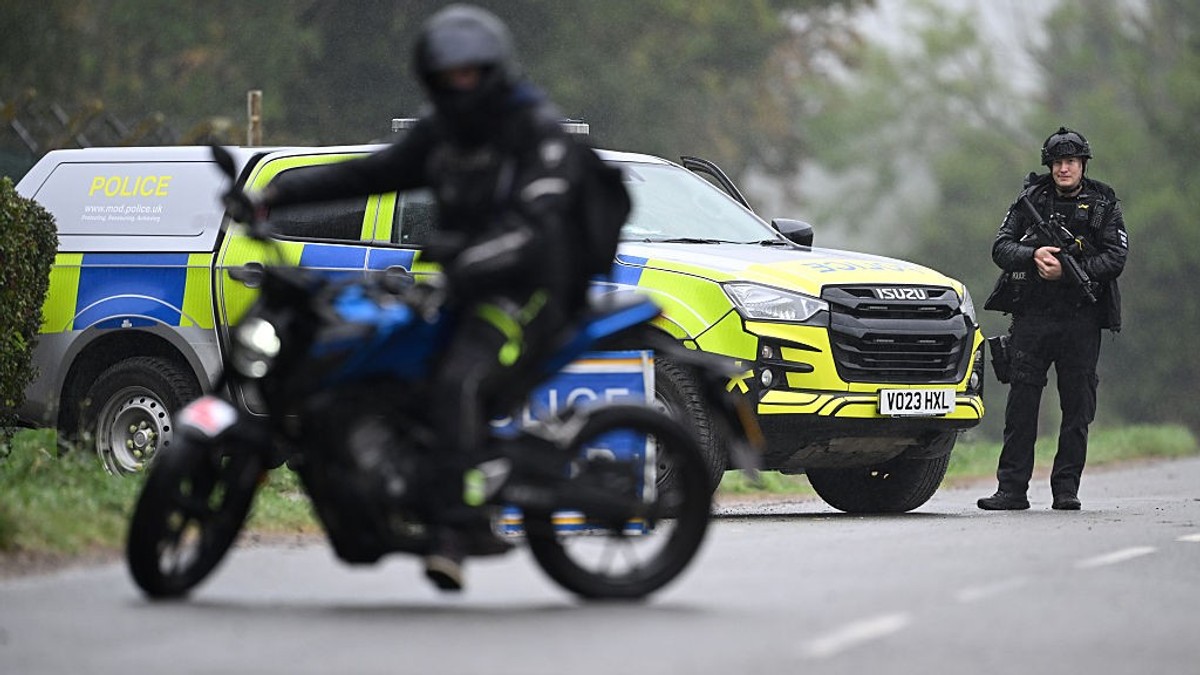 Forțe de ordine mobilizate la baza aeriană Fairford Sursa foto: Getty Images