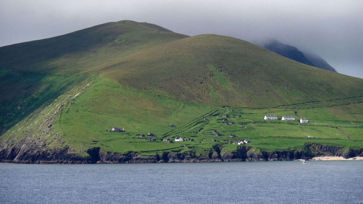 Insula Great Blasket văzută din portul Dunquin, Irlanda