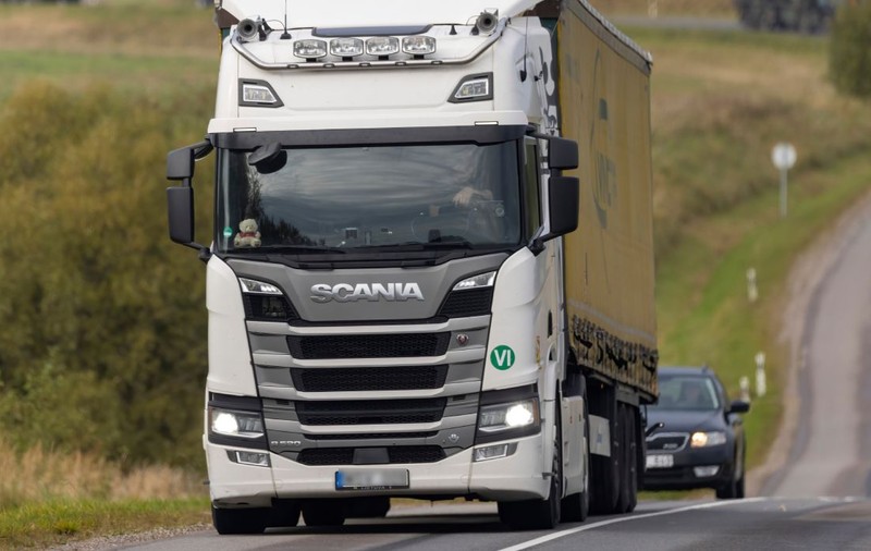 Un șofer de TIR a fost împușcat la volan, pe un drum din Italia. Un glonț a fost găsit în puloverul camionagiului