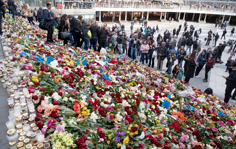 Manifestație impresionantă în Stockholm, la două zile după atentatul din centrul capitalei suedeze | FOTO