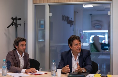 Marc Eterno (stânga) și Roger-Marc Moreau (dreapta), discutând cu reporterii Libertatea. Criminaliștii au venit la București pentru a aduna probe în cazul uciderii Mihaelei Miloiu