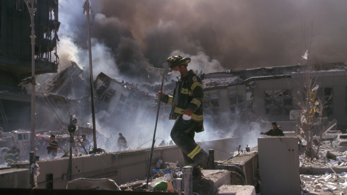 Un pompier din New York, în timp ce escaladează ruinele World Trade Center, după atacurile de la 11 Septembrie